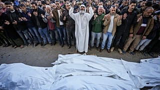 Filistinliler, Deyr el-Balah'taki El-Aksa Şehitleri Hastanesi önünde düzenlenen cenaze töreninde dua ediyor, 22 Aralık 2024