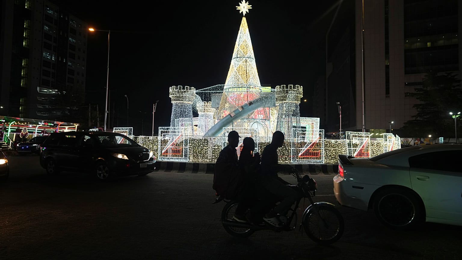 Nijerya'nın Lagos kentinde Noel öncesi hazırlanan süslemeden bir fotoğraf, 20 Aralık 2024