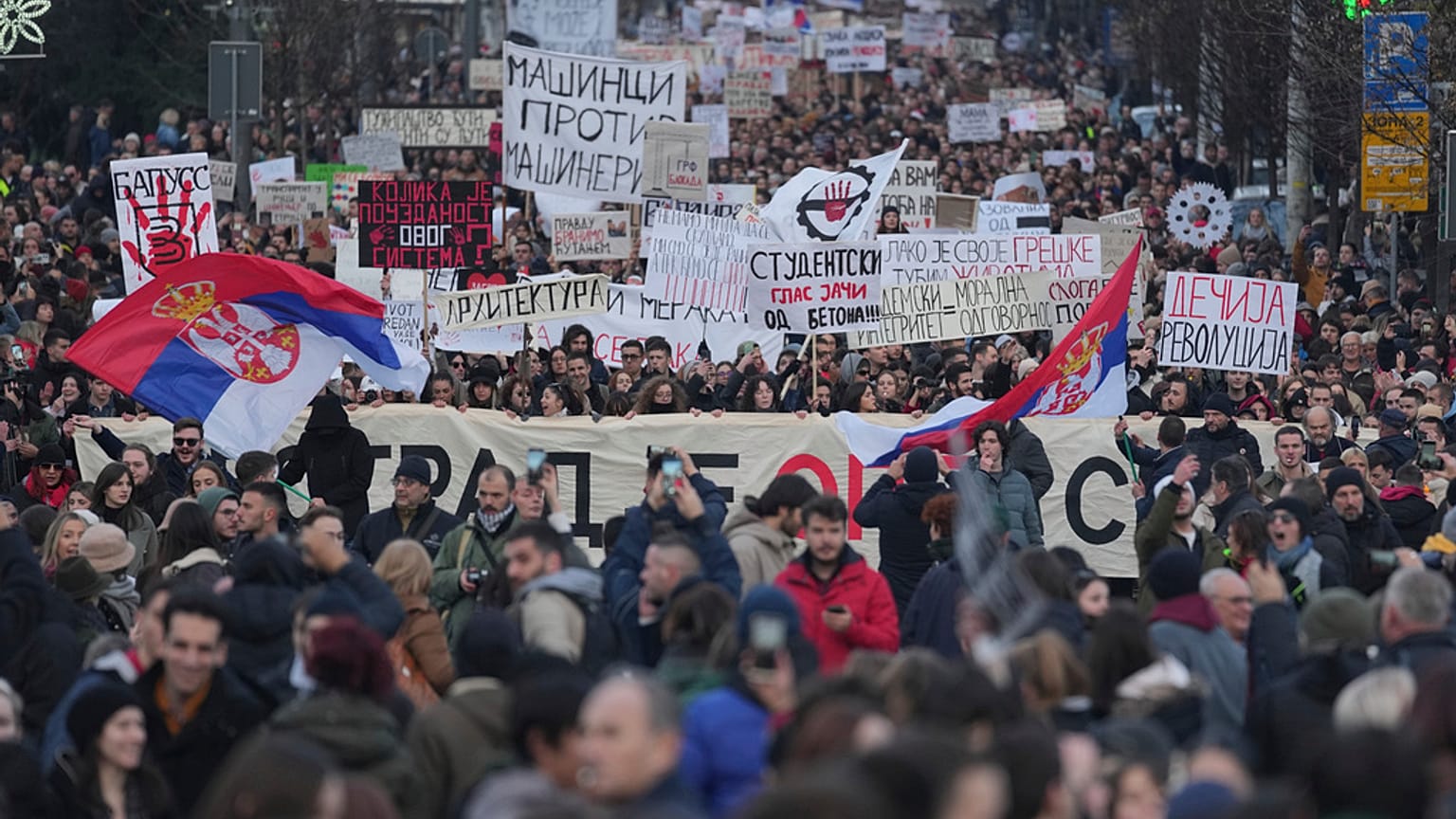 İnsanlar, Sırbistan'ın başkenti Belgrad'da Sırp yetkililere karşı düzenlenen bir protestoda, 22 Aralık 2024