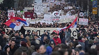 Люди участвуют в акции протеста против сербских властей в Белграде, Сербия, воскресенье, 22 декабря 2024 года. (AP Photo/Darko Vojinovic)