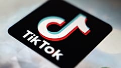 Vue du logo de l'application TikTok sur un smartphone à Tokyo, le 28 septembre 2020.