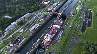 Bir kargo gemisi Panama Kanalı'nın Agua Clara Kilitlerinden geçerken, 2 Eylül, 2024