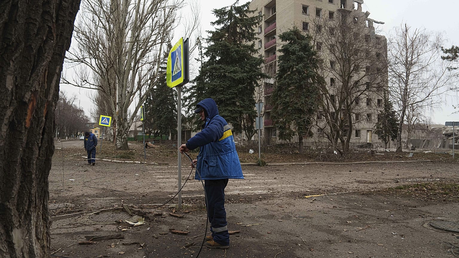 Trabajadores municipales comprueban los cables tras el bombardeo ruso en el centro de Pokrovsk, 21 de diciembre, 2024