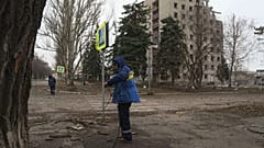 Des employés municipaux vérifient les câbles après un bombardement russe dans le centre de Pokrovsk, le 21 décembre 2024.