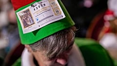 Un spectateur attend le début du tirage de la loterie annuelle de Noël à Madrid, le 22 décembre 2024.
