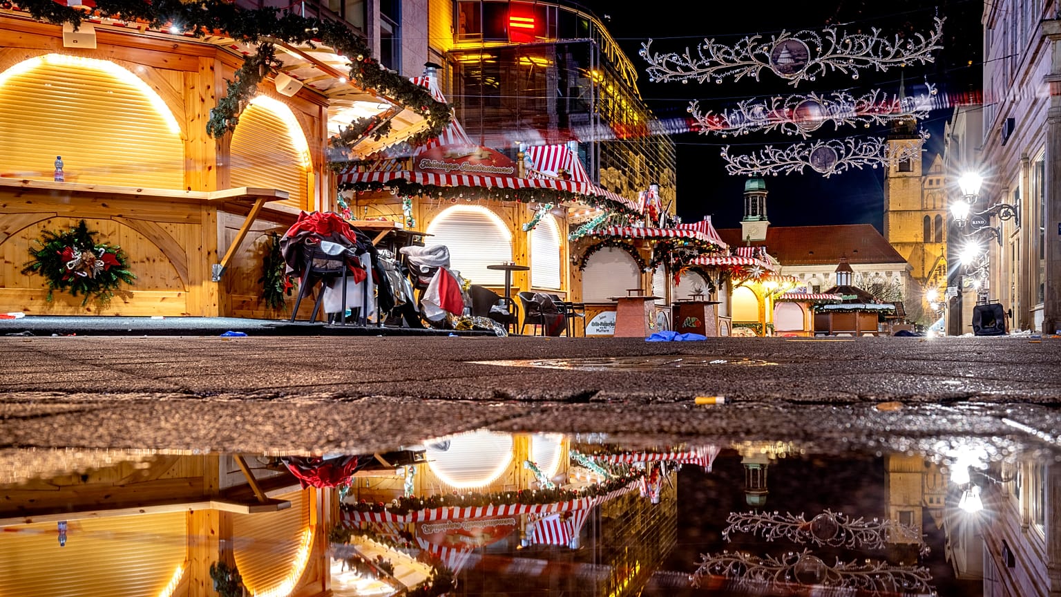 Il mercatino di Natale di Magdeburgo, dove venerdì sera un'auto ha investito la folla, è vuoto, 22 dicembre 2024