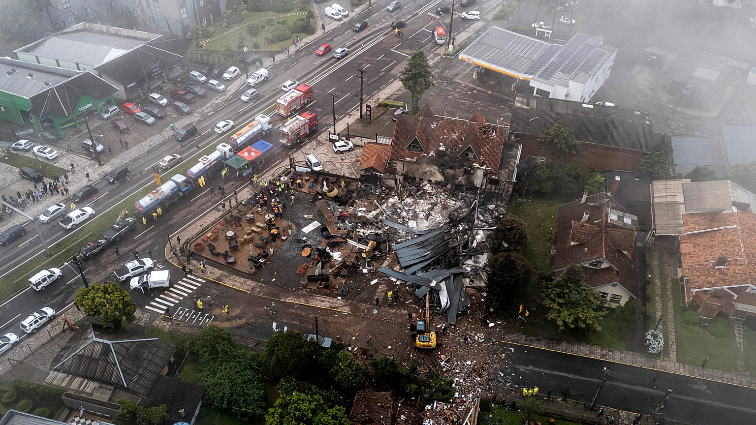 Die Polizei untersucht die Häuser, die von einem Flugzeug in Gramado getroffen wurden, 22. Dezember 2024