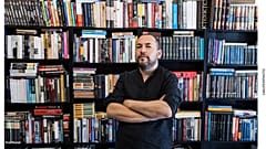 Yevgeny Kogan entre os livros da loja Babel