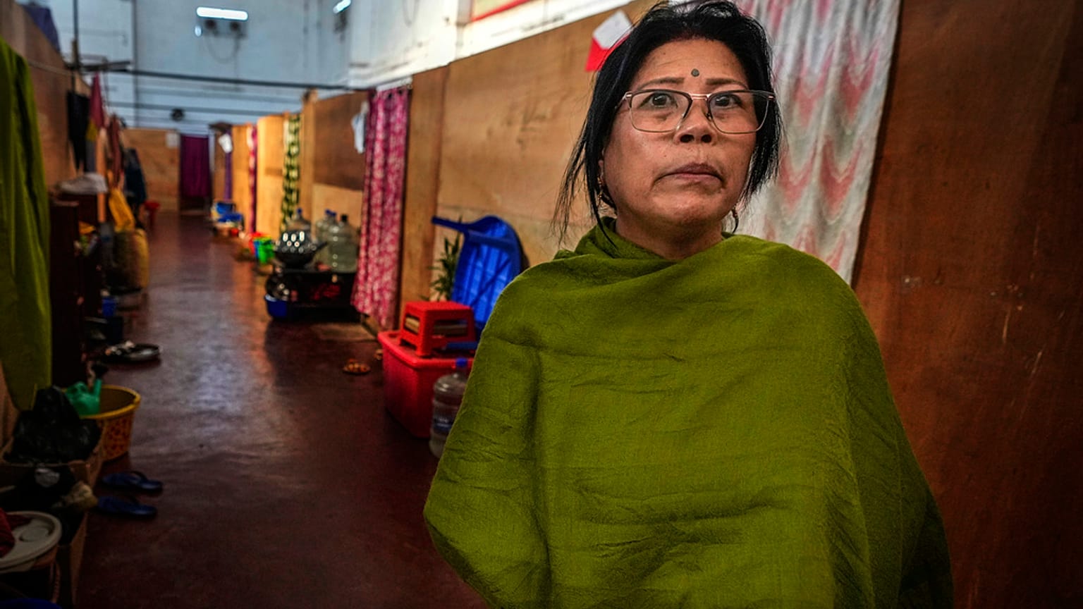يمسوم ميمي، نازحة من الميتاي، تعيش مع 600 آخرين بمركز إغاثة في إمفال بعد الهجوم على منزلها.