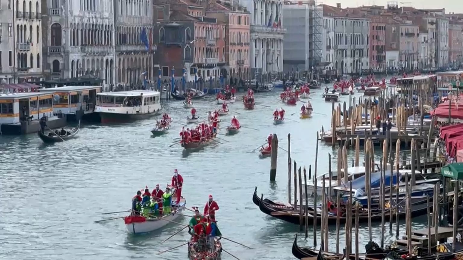 Gôndolas levam Pai Natal até Veneza 