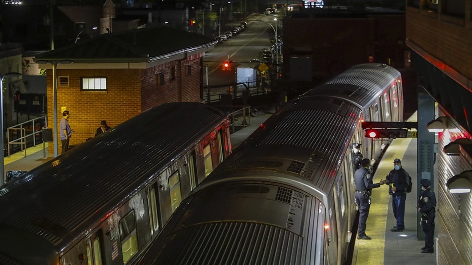 DOSYA FOTOĞRAFI: New York Polis memurları, 5 Mayıs 2020'de New York'un Brooklyn ilçesindeki Coney Island Stillwell Avenue Terminali'nde bir treni temizliyor.