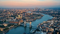 Londra'daki Thames Nehri'nin havadan görünümü