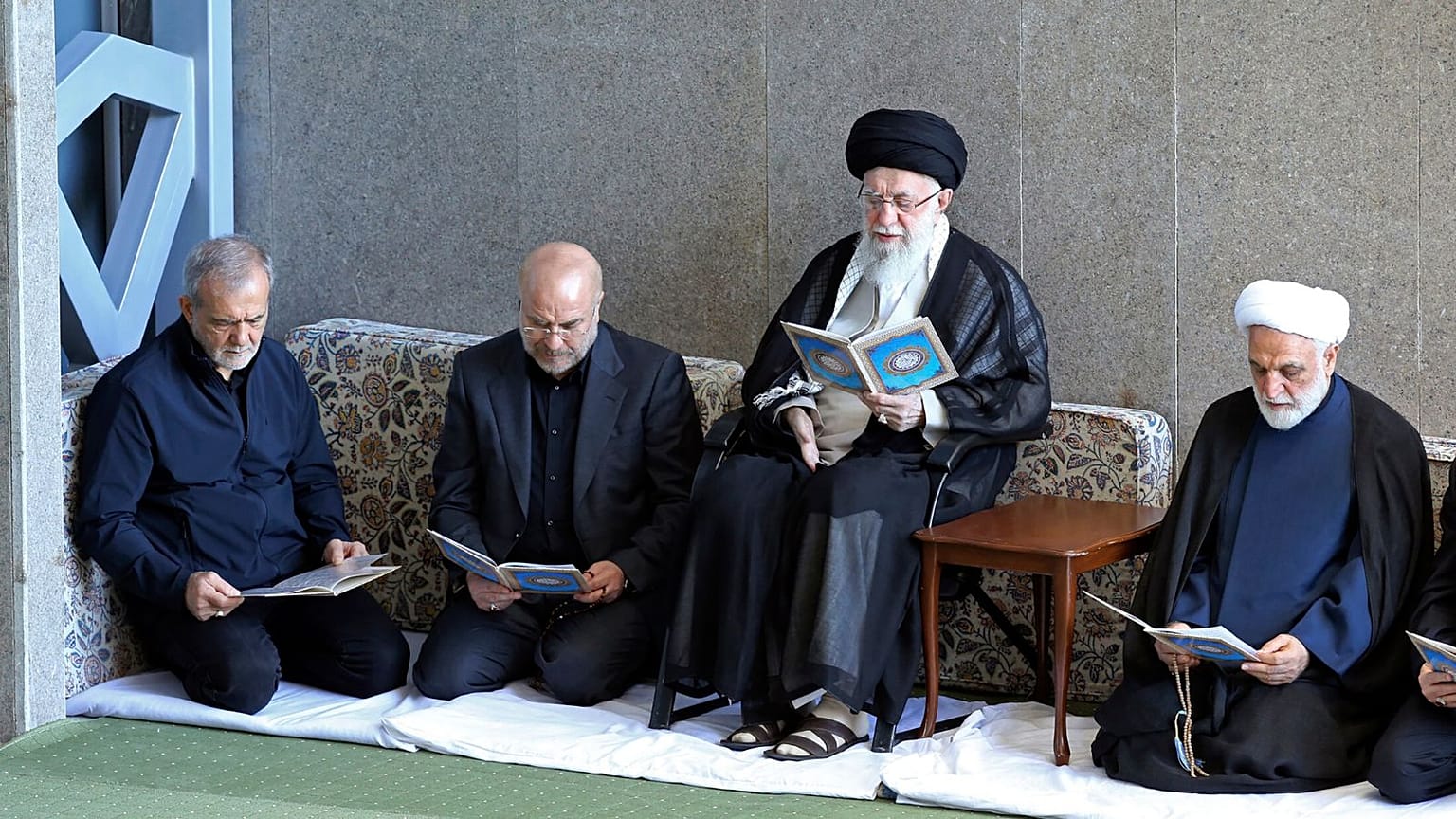 علی خامنه‌ای در کنار سران سه قوه جمهوری اسلامی