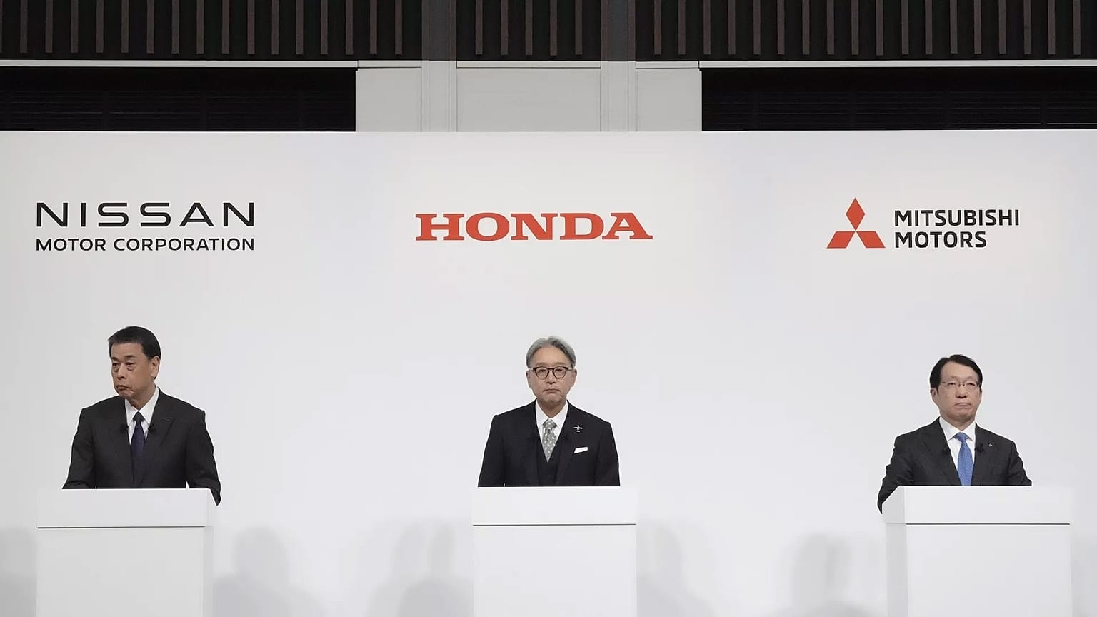 Nissan CEO'su Makoto Uchida (solda), Honda CEO'su Toshihiro Mibe (ortada) ve Mitsubishi Motors CEO'su Takao Kato (sağda) Tokyo'da bir basın toplantısına katıldı