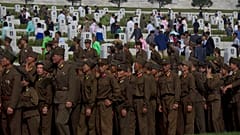 Des soldats et des civils nord-coréens visitent un cimetière pour les vétérans de la guerre de Corée, le jeudi 25 juillet 2013 à Pyongyang, Corée du Nord.