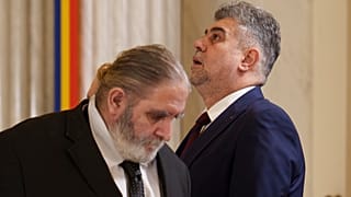 Le Premier ministre désigné Marcel Ciolacu, à droite, regarde vers le ciel avant d'être nommé pour former le nouveau gouvernement à Bucarest, Roumanie, lundi 23 décembre 2024.