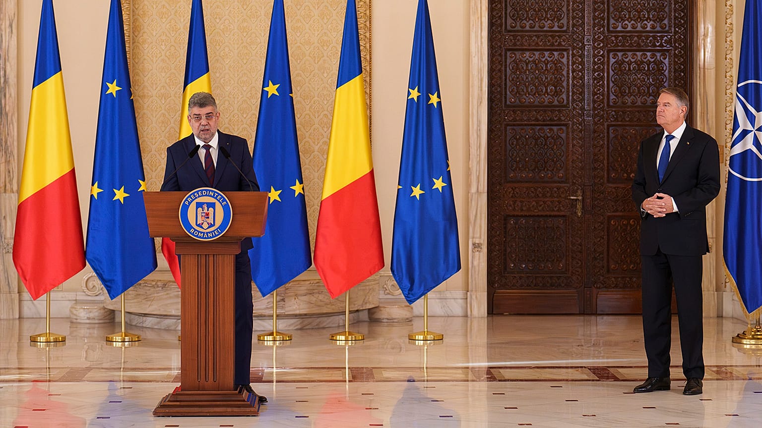 Der designierte Premierminister Marcel Ciolacu, links, spricht, nachdem der rumänische Präsident Klaus Iohannis, rechts, ihn für die Bildung der neuen Regierung in Bukarest nominiert hat, 23. Dezember 2024