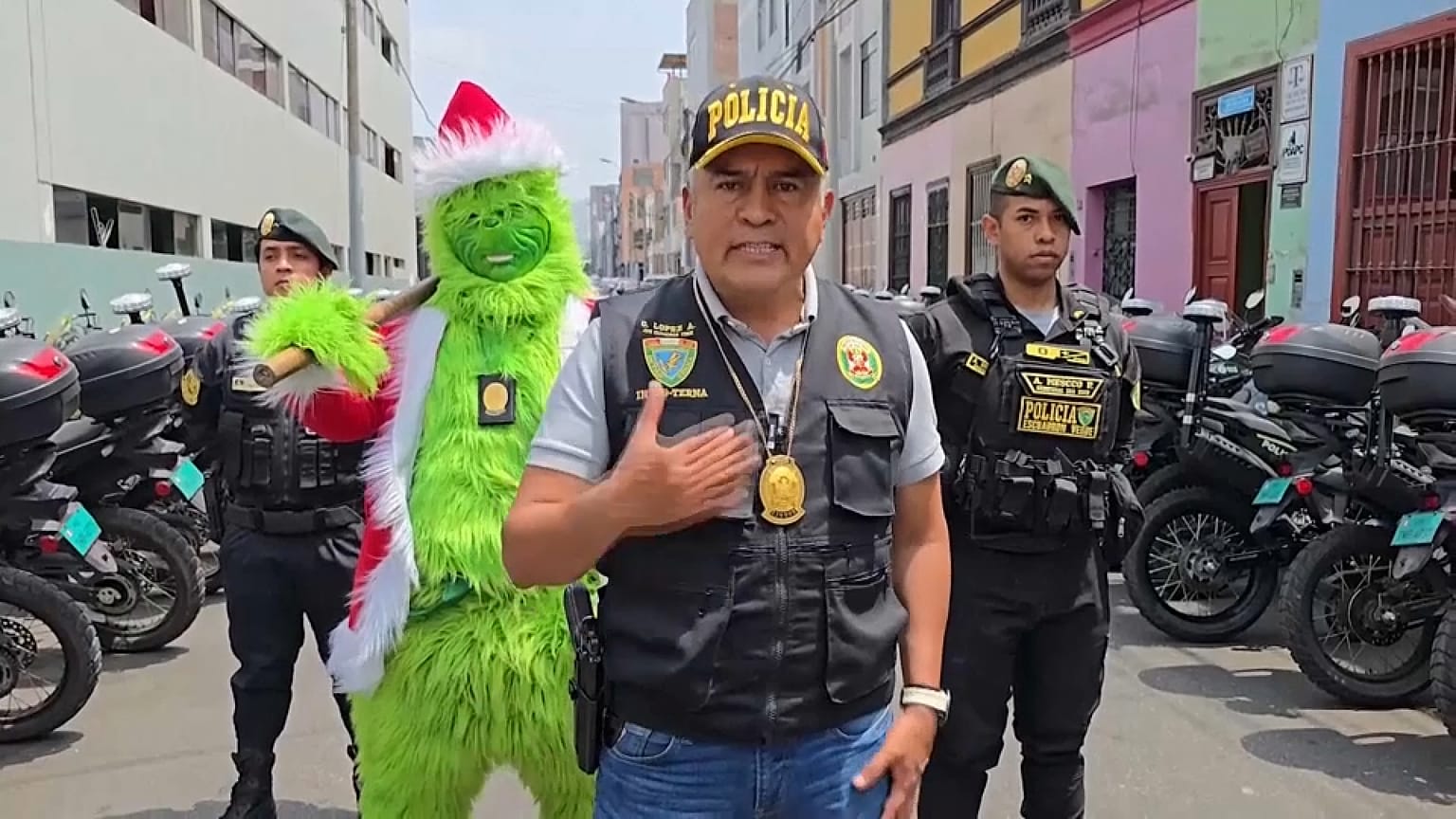  « Je déteste Noël et les criminels », a déclaré le Grinch péruvien. 