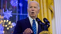 FOTO DE ARQUIVO: O presidente Joe Biden fala durante uma receção de Hanukkah na Sala Leste da Casa Branca em Washington, segunda-feira, 16 de dezembro de 2024.