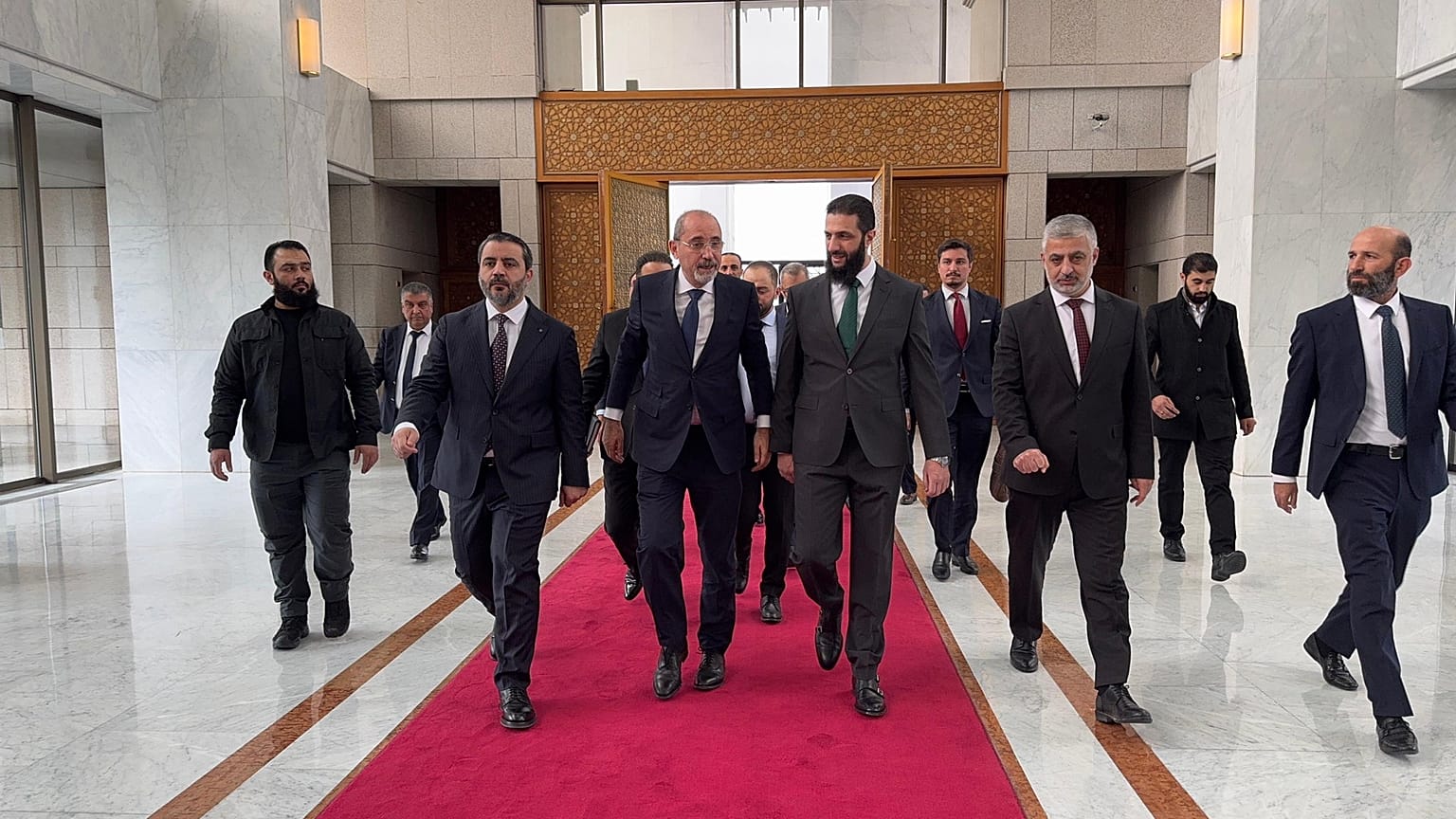 وزير الخارجية الأردني أيمن الصفدي مع قائد العمليات في سوريا أحمد الشرع في دمشق