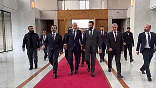 وزير الخارجية الأردني أيمن الصفدي مع قائد العمليات في سوريا أحمد الشرع في دمشق