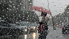 Un piéton tenant un parapluie traverse la rue pendant une averse à Buenos Aires, en Argentine, le 20 mars 2024.