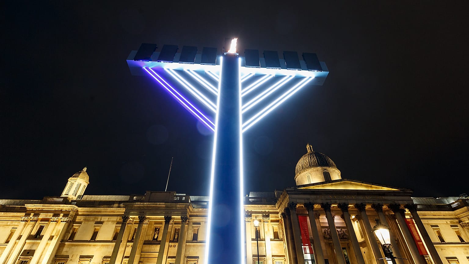 Uma menorá na Trafalgar Square, em Londres, em 2020