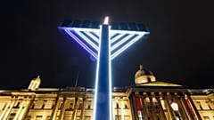 Uma menorá na Trafalgar Square, em Londres, em 2020