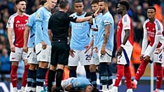 رودري لاعب مانشستر سيتي يستلقي على أرض ملعب الاتحاد في مانشستر، بعد اصطدامه خلال مباراة مانشستر سيتي وأرسنال في الدوري الإنجليزي، الأحد 22 سبتمبر/أيلول 2024.