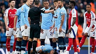 رودري لاعب مانشستر سيتي يستلقي على أرض ملعب الاتحاد في مانشستر، بعد اصطدامه خلال مباراة مانشستر سيتي وأرسنال في الدوري الإنجليزي، الأحد 22 سبتمبر/أيلول 2024.
