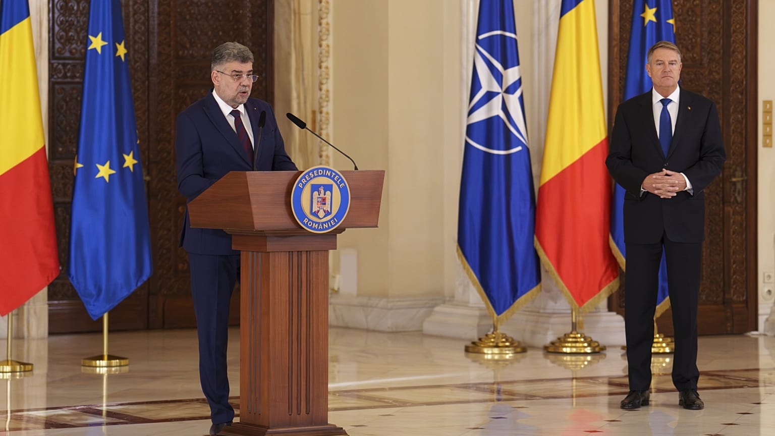 Marcel Ciolacu miniszterelnök-jelölt (b) beszél, miután Klaus Iohannis államfő őt jelölte az új kormány megalakítására