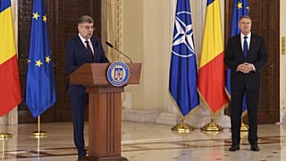 Marcel Ciolacu miniszterelnök-jelölt (b) beszél, miután Klaus Iohannis államfő őt jelölte az új kormány megalakítására