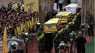تشييع أربعة من عناصر حزب الله قتلوا بعد انفجار أجهزة البيجر في الضاحية الجنوبية لبيروت، لبنان، الأربعاء 18 سبتمبر 2024.