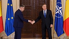 الرئيس الروماني كلاوس يوهانيس يصافح رئيس الوزراء المكلف مارسيل سيولاكو بعد ترشيحه لتشكيل الحكومة الجديدة في بوخارست، رومانيا، الاثنين 23 ديسمبر 2024. 