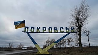Ukrayna'da bir araba Pokrovsk'taki otoyol boyunca ilerliyor, 20 Aralık 2024