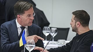 ARQUIVO: O Secretário-Geral da NATO, Mark Rutte, à esquerda, fala com o Presidente da Ucrânia, Volodymyr Zelenskyy, na sede da NATO em Bruxelas, quinta-feira, 17 de outubro de 2024.