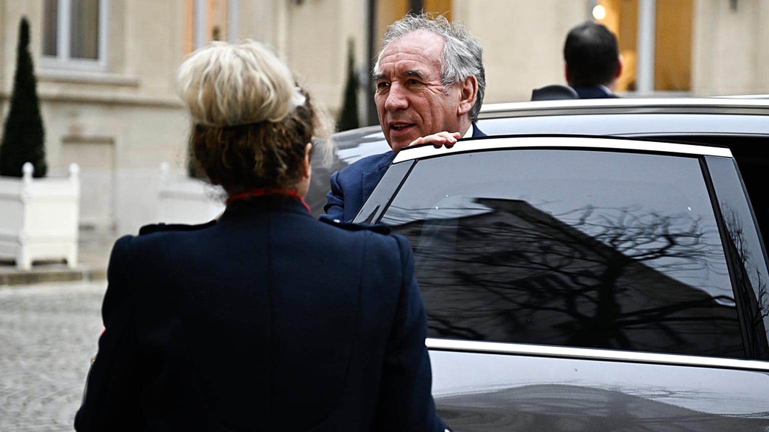 François Bayrou érkezik új kormányának listájával az  Elysée-palotába
