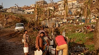 As pessoas fazem fila para recolher água em Barakani, Mayotte, no sábado, 21 de dezembro de 2024.