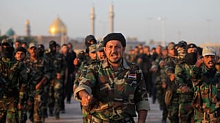 عکس آرشیوی از شبه ةظامیان شیعه عراق در مقابل حرم امام اول شیعیان در نجف در سال ۲۰۱۴