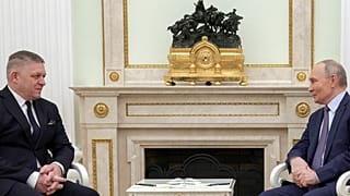 Ο Ρώσος πρόεδρος Βλαντιμίρ Πούτιν (δεξιά) και ο πρωθυπουργός της Σλοβακίας Ρόμπερτ Φίκο συνομιλούν μεταξύ τους κατά τη διάρκεια της συνάντησής τους στο Κρεμλίνο στη Μόσχα, Ρωσία, Κυριακή 22 Δεκεμβρίου 2024.