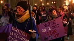 Ακτιβίστριες της φεμινιστικής ομάδας NousToutes πραγματοποιούν διαδήλωση έξω από το Λούβρο ζητώντας καλύτερη δικαιοσύνη για τα θύματα βιασμού μετά την καταδίκη 50 ανδρών για τον βιασμό της Πελικό