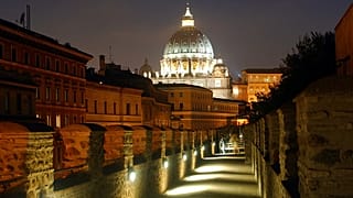 Besucher begehen den "Passetto", einen Geheimgang, der den Vatikan mit der Engelsburg verbindet und von Päpsten im Mittelalter zur Flucht vor feindlichen Truppen genutzt wurde.