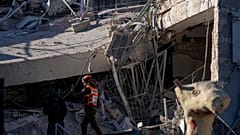 ضابط إسرائيلي يتفحص أضرار شظية صاروخ حوثي سقطت على مدرسة في رمات غان قرب تل أبيب، الخميس 19 ديسمبر 2024.