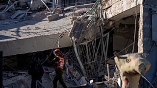 ضابط إسرائيلي يتفحص أضرار شظية صاروخ حوثي سقطت على مدرسة في رمات غان قرب تل أبيب، الخميس 19 ديسمبر 2024.
