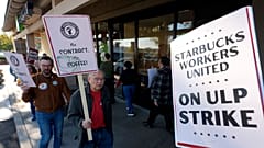 Οι εργαζόμενοι της Starbuck διαδηλώνουν έξω από ένα κλειστό Starbucks την Παρασκευή 20 Δεκεμβρίου 2024, στο Burbank της Καλιφόρνιας.