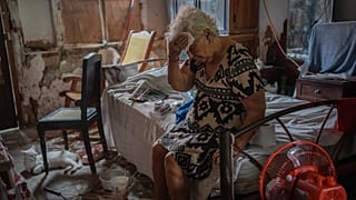 Margarita Salazar, 82 anni, si asciuga il sudore dalla fronte nella sua casa durante un'ondata di caldo estremo a Veracruz, Messico, 16 giugno 2024