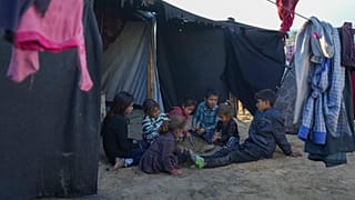 أطفال يلعبون بجوار خيمتهم في خان يونس، قطاع غزة، الخميس، 19 ديسمبر، 2024.