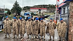 Άνδρες των τουρκικών δυνάμεων ασφαλείας έχουν αποκλείσει την πύλη του εργοστασίου πυρομαχικών μετά την έκρηξη