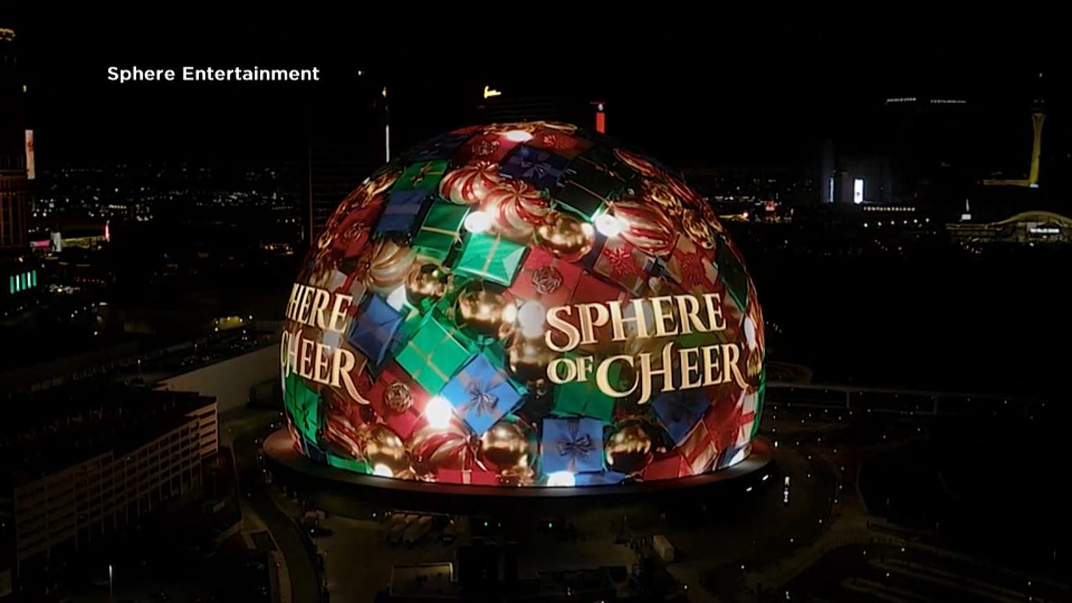 La Sphère de Las Vegas s'illumine pour les fêtes avec des cheminées, des boules à neige et des émojis.