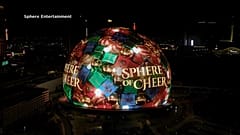 La Sphère de Las Vegas s'illumine pour les fêtes avec des cheminées, des boules à neige et des émojis.
